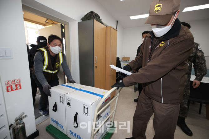 [포토]백신 옮기는 관계자들