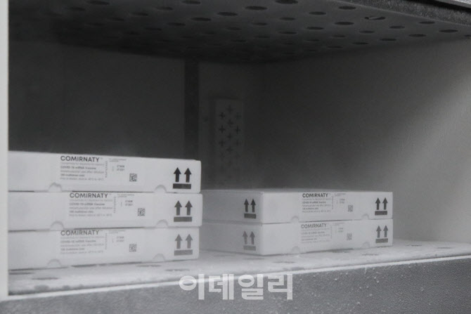 [포토]초저온 냉동고로 들어가는 화이자 백신