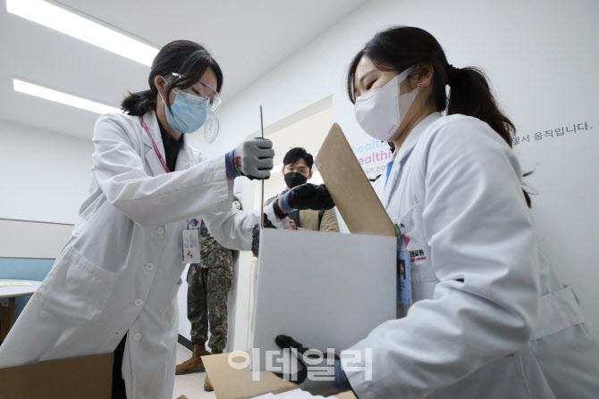 [포토]화이자 백신이 담긴 상자 옮기는 약사들