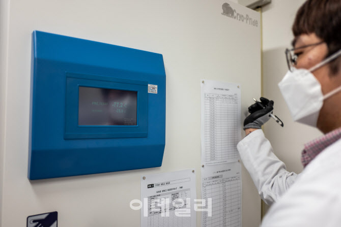 [포토]초저온 냉동고 온도 기록하는 약사