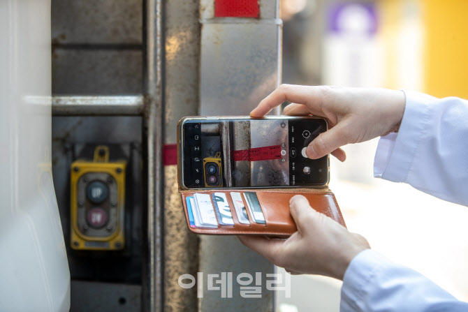 [포토]봉인씰 확인하는 약사