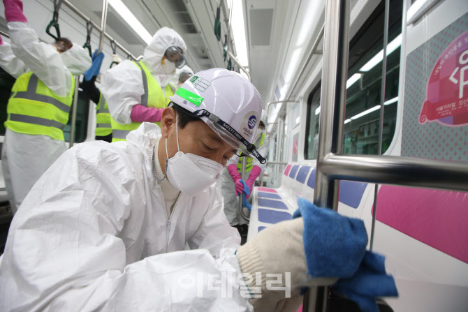 [포토]오세훈, '지하철 차량 방역으로 선거운동 시작'