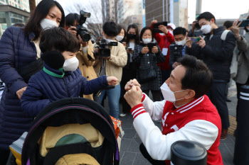 "서북권 발전 챙길것"…은평구서 선거유세 시작한 오세훈