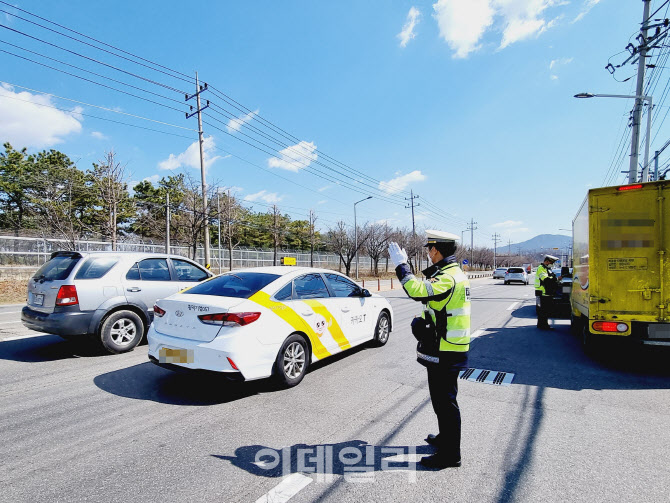 [뉴스+]′일반도로 누비는 숨은 집행자′…경기북부경찰 암행순찰차 타보니