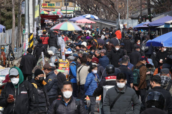 현행 거리두기 2주 연장…출입명부, 출입자 모두 작성해야(종합)