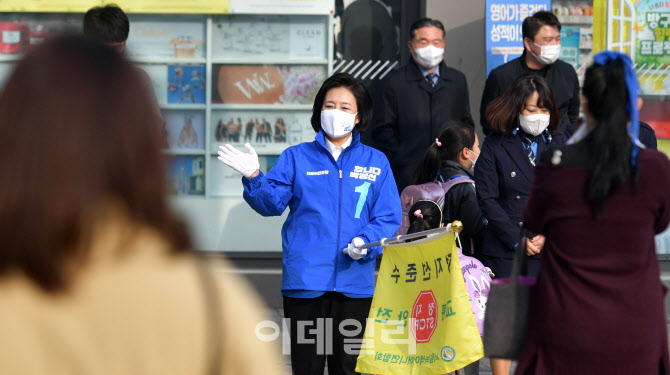 [포토]박영선, '교통안전봉사활동'