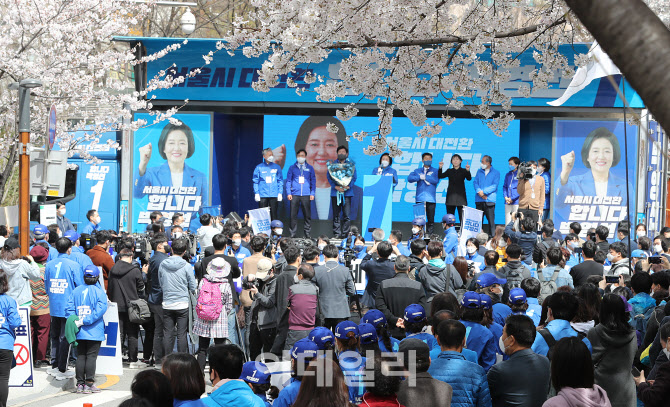 [포토]재보궐선거 D-10, '지지 호소하는 박영선'
