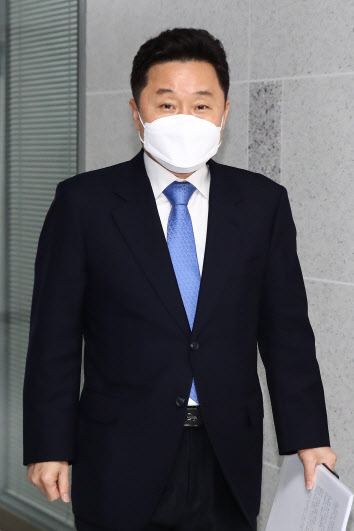 與 “文대통령에 적극 협력…이해충돌법·부동산거래원 가속화”