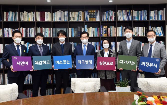 ″소극행정은 쓰레기통으로″…의정부시, ′적극행정′ 실천 공무원 시상
