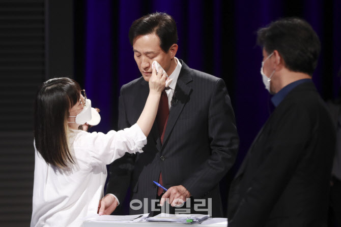 [포토]'서울시장 보궐선거 TV토론회 준비하는 오세훈'
