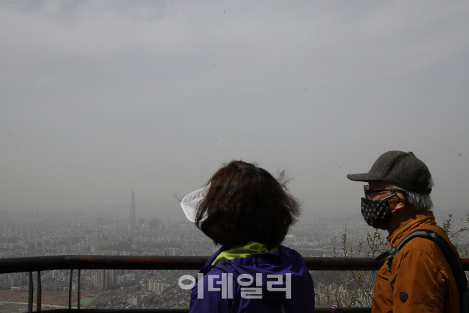 수도권·대전·경상권 황사경보 해제…"미세먼지 잔류 건강 유의해야"