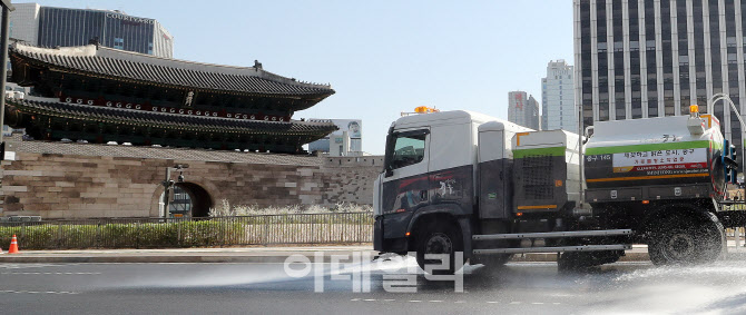 [포토]미세먼지 저감을 위한 살수차