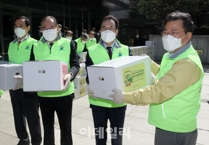 [포토] 꾸러미 전달하는 이성희 농협회장