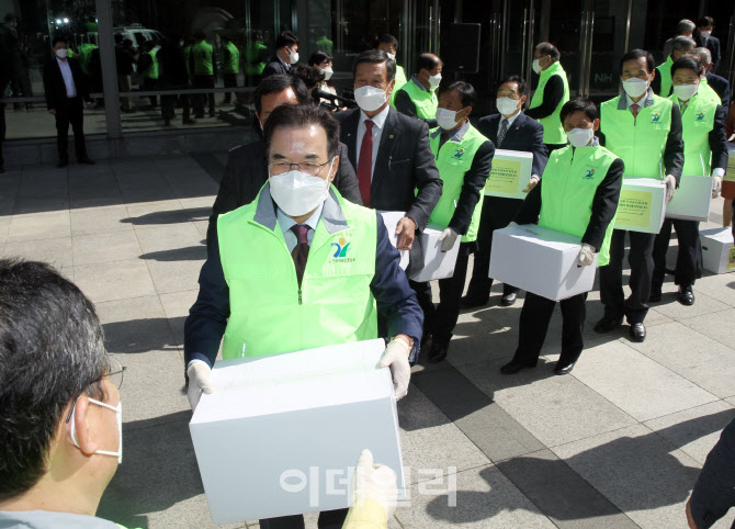 [포토] 이성희 농협회장, 농산물 꾸러미 나눔운동