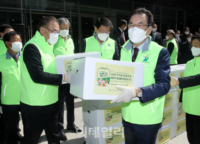 [포토] 취약계층에 농산물 꾸러미 나눔운동