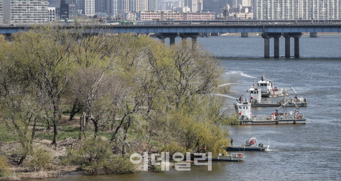 [포토]'물 뿌리며 봄맞이 밤섬 대청소'