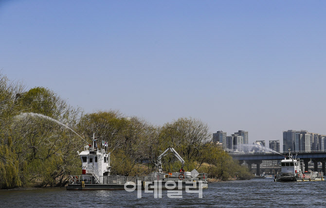 [포토]'밤섬 철새 배설물 물청소'