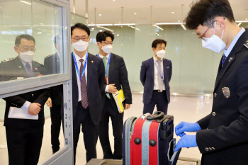 임재현 관세청장, 수출입통관 현장점검…"위해물품 차단 노력"