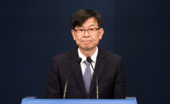'임대차법 직전 전셋값 인상' 김상조, 경찰 수사 착수