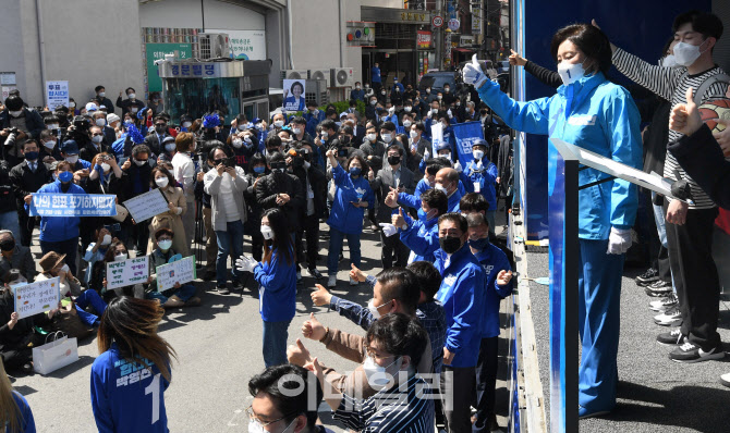 [포토]박영선, '동작구 이수역 집중유세'