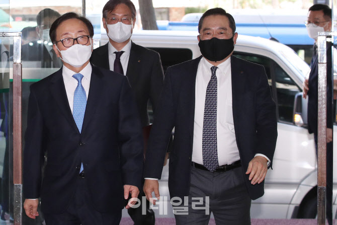 [포토]이동근 상근부회장 환송 받으며 경총 들어서는 구자열 신임 무역협회장