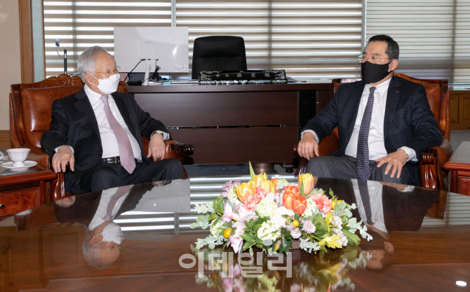 [포토]손경식 경총 회장과 환담 나누는 구자열 신임 무역협회장
