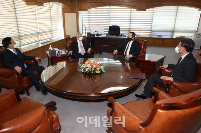 [포토]환담 나누는 손경식 경총 회장-구자열 무역협회장