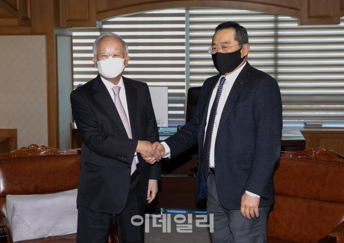 [포토]악수하는 손경식 경총 회장-구자열 신임 무역협회장