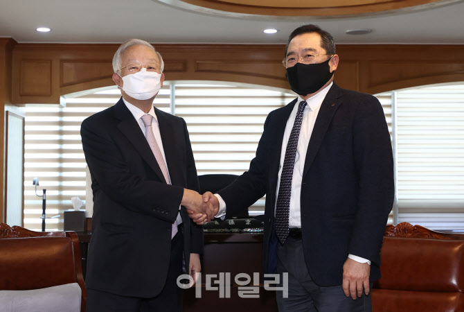 [포토]손 맞잡은 손경식 경총 회장-구자열 신임 무역협회장