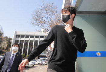 기성용 "약속 지켰다"...경찰 출석하며 '성폭행 의혹' 반격