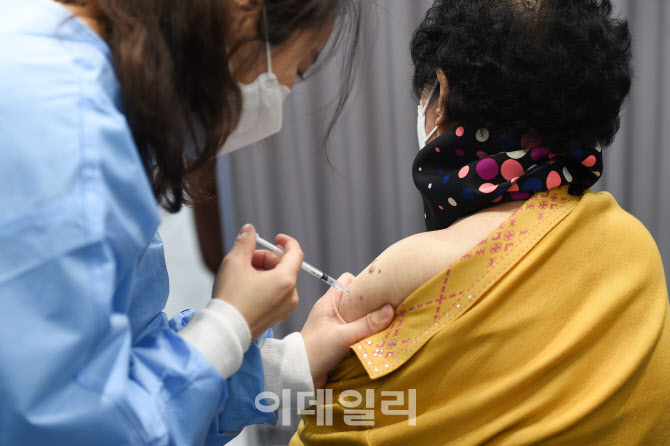 [포토]만 75세 고령층, 코로나19 화이자 백신 접종