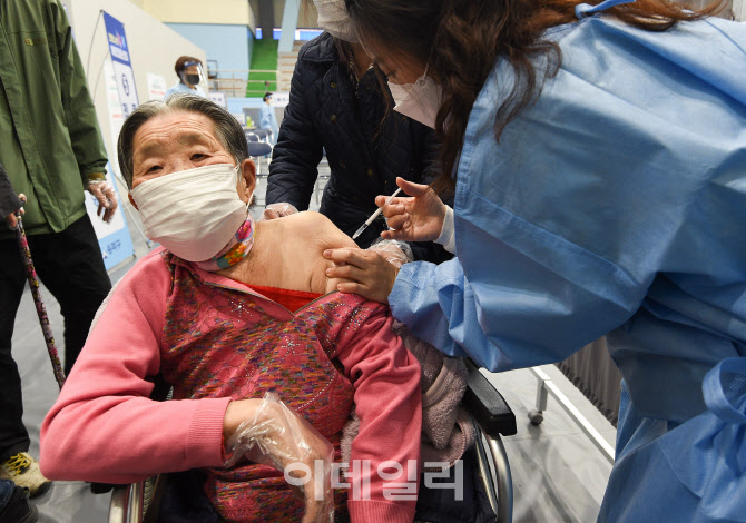 [포토]코로나19 백신 접종하는 어르신