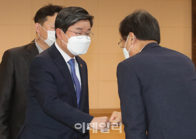 [포토]참석자들과 인사 나누는 전해철 장관
