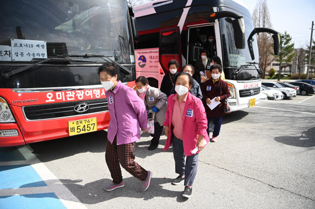 [르포]'쌍봉리에서 관광버스 타고' 코로나백신 접종 받으러 온 어르신들