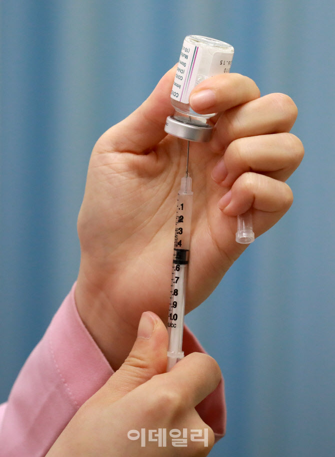 [포토]백신을 주사기에 옮기는 의료진