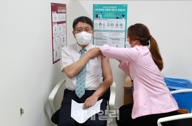 [포토]백신 접종 받는 송재찬 대한병원협회 상근부회장