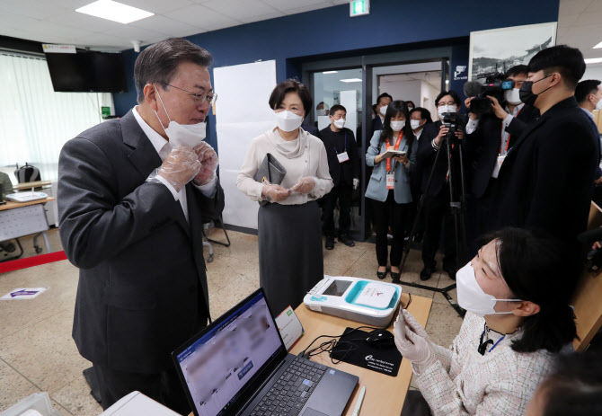 文대통령, 비닐장갑·무채색 의상 투표..'맨손' 윤석열은 신스틸러