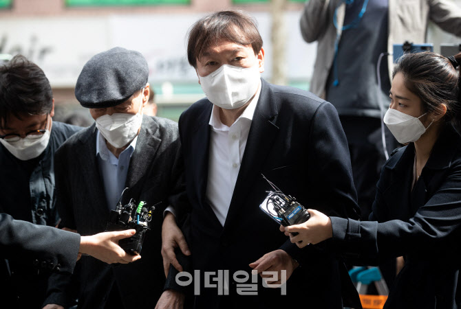 [포토]부친과 함께 투표소로 향하는 윤석열 전 총장