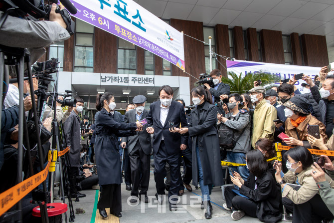 [포토]투표 마친 윤석열 전 총장과 부친