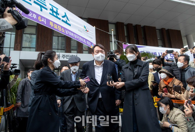 [포토]사전투표 마친 윤석열 전 총장과 부친