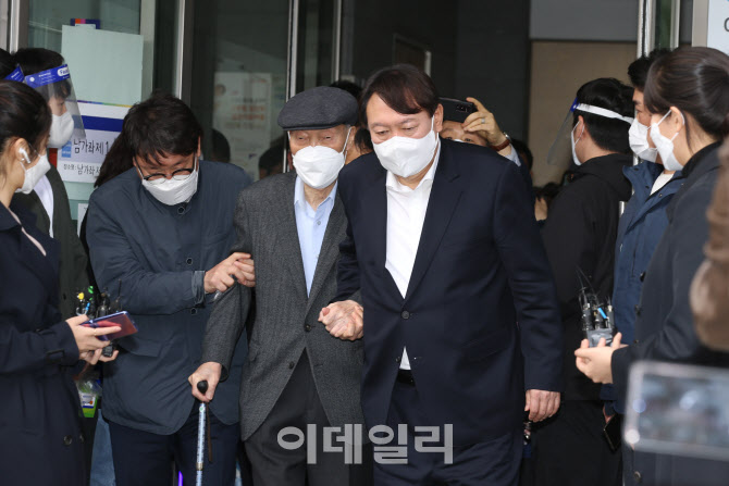 [포토]사전투표 마친 윤석열 전 총장과 부친
