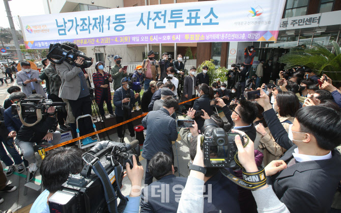 [포토]사전투표소로 향하는 윤석열 전 총장과 부친