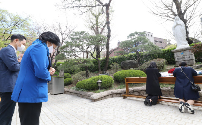 [포토]'성모마리아상 앞에서 기도하는 박영선'