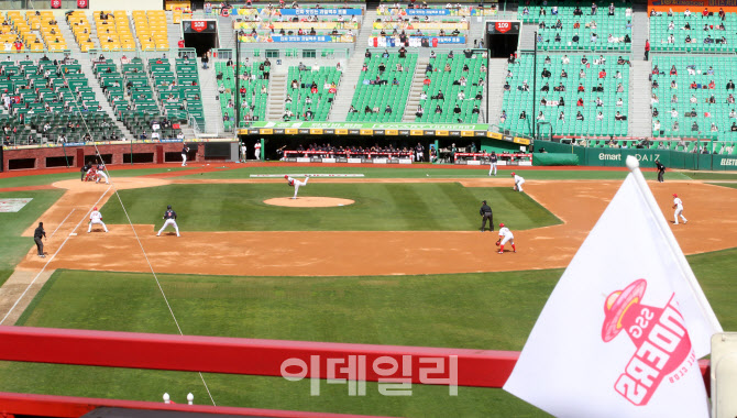 [포토]'정용진 야구단' SSG랜더스, 역사적인 첫 개막경기 시작