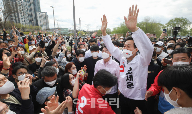 [포토]'시민들에게 손 흔들며 인사하는 오세훈'