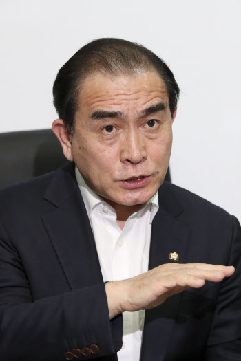 태영호 “원칙론자 바이든 `정치쇼` 없다”…이인영 장관엔 작심비판