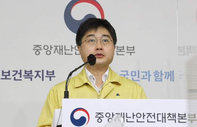 방역당국 "수도권 개인 간 접촉, 비수도권 집단감염 많아"