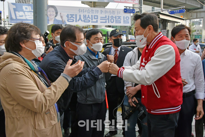 [포토]재보궐 D-1, '출근길 지지 호소하는 오세훈 서울시장 후보'