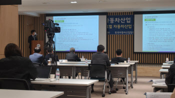 "'車반도체 대란' 국내 부품업체 48.1%가 생산 감축…자금조달 애로"