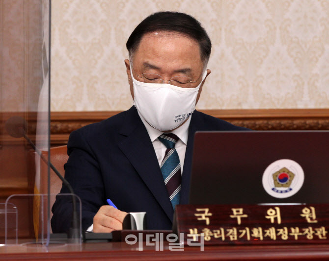 [포토] 정총리 모두발언 경청하는 홍남기 부총리